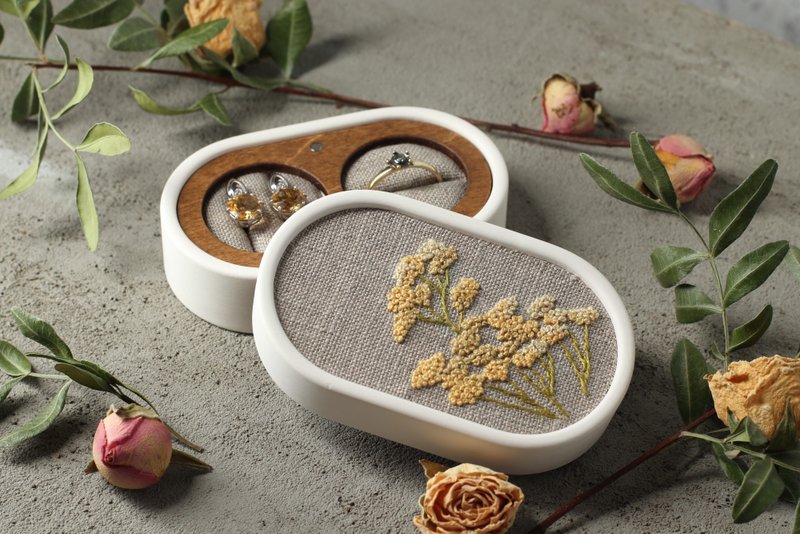 Ring box, Wedding ring box with hand embroidery. - 其他 - 其他材質 白色