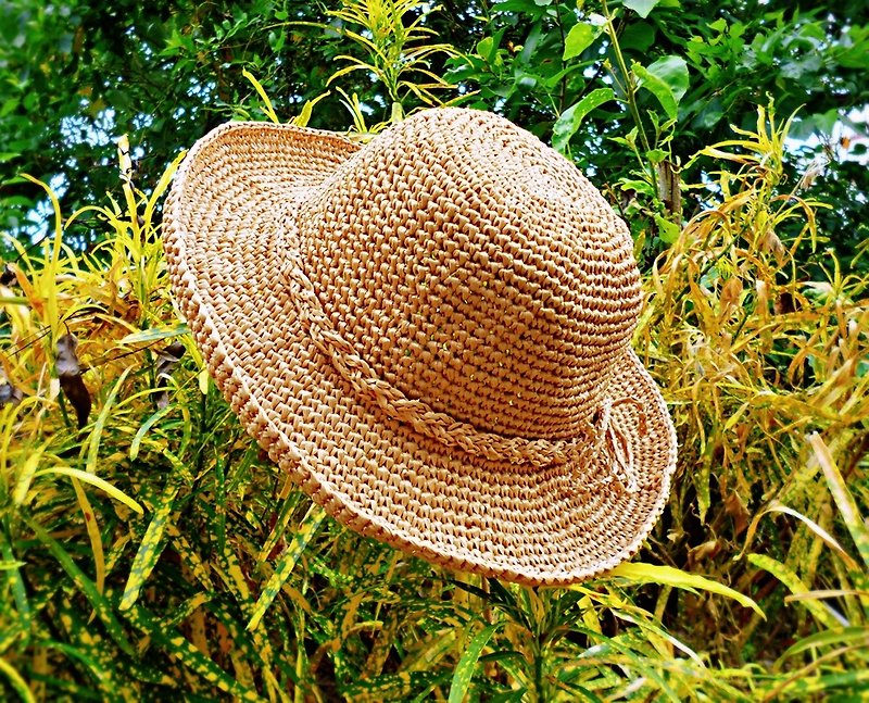 Autumn Valley Malt Brown Raffia Round Hat - หมวก - พืช/ดอกไม้ สีนำ้ตาล