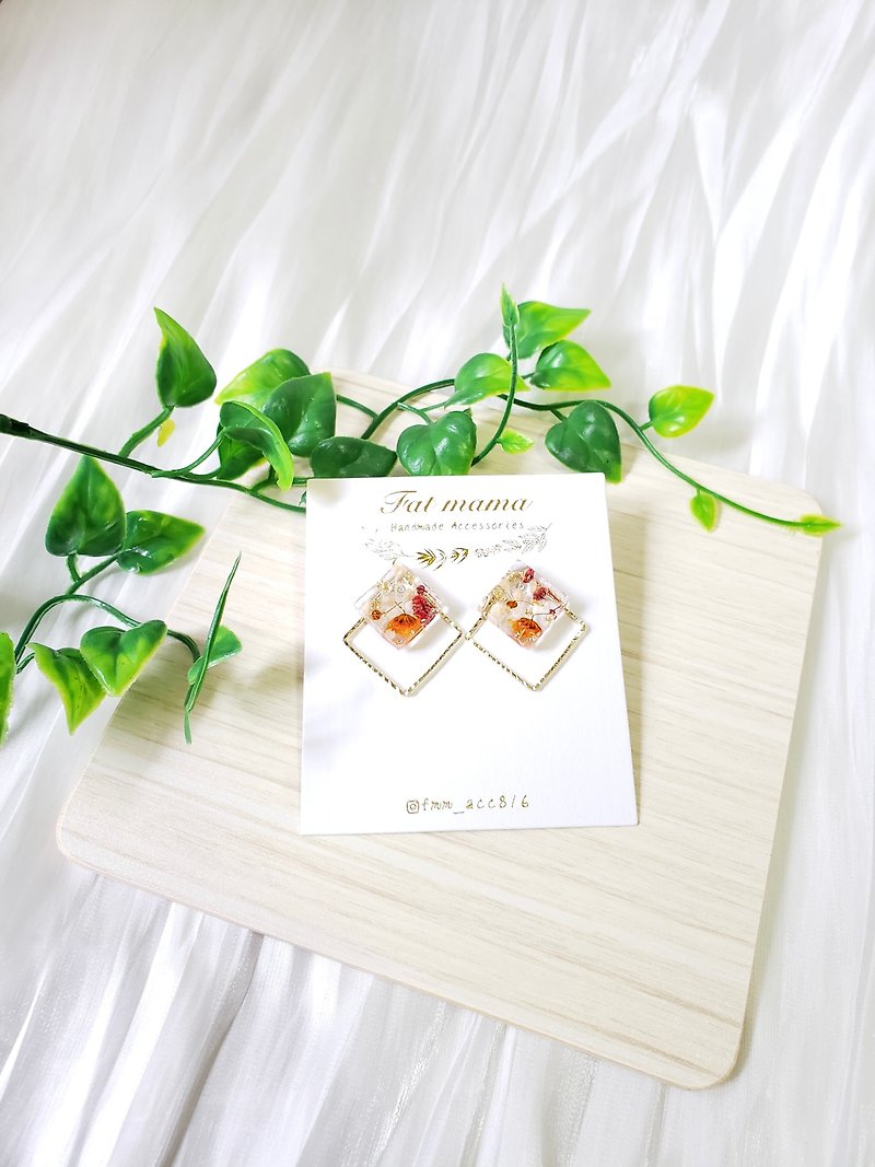 Shuang Ling dried flower earrings - Earrings & Clip-ons - Plants & Flowers Red