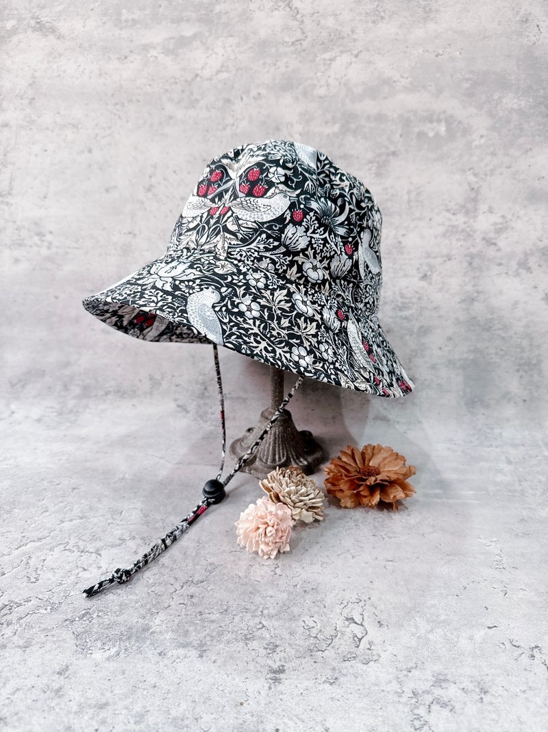 RARAKO樂子手創-漁夫帽-藝術家系列William Morris-草莓小賊 灰黑 - 帽子 - 棉．麻 黑色