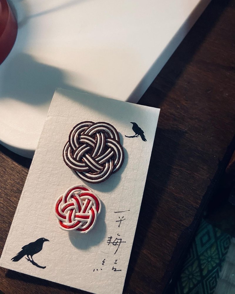 Mitsuhiki brooch 水引五梅結胸針二入 - 胸針 - 繡線 咖啡色