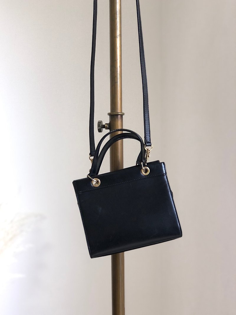 [Direct from Japan, branded used bag] CELINE Shoulder bag, black, blazon embossed leather, handbag, 2WAY, vintage vnmm75 - กระเป๋าแมสเซนเจอร์ - หนังแท้ สีดำ