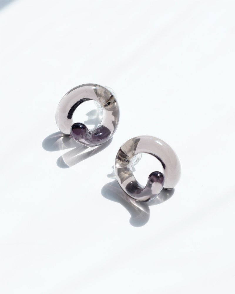 手工制扭結玻璃耳环【炭色】 - 耳環/耳夾 - 玻璃 灰色