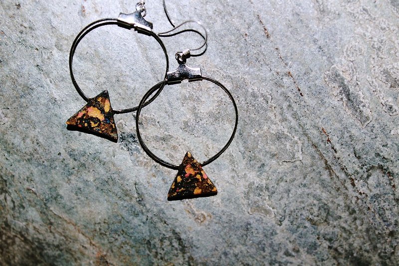 Anger border soft ceramic needle / clip-on circle fishing earrings - ต่างหู - ดินเผา สีดำ