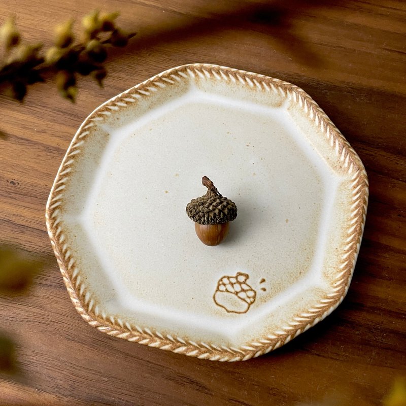 [Komaru Forest Relief] Acorn chestnut 15.5 cm octagonal dessert plate - จานและถาด - ดินเผา 