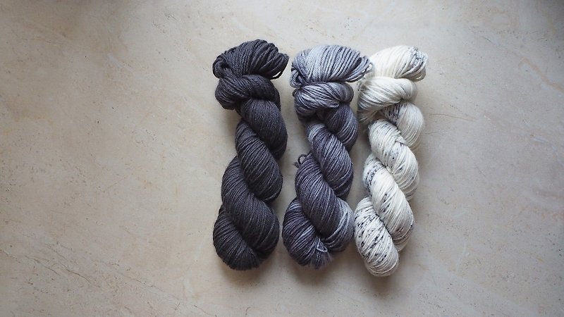 Hand dyed thread. Black and white 3 twisted wire combination (Sport super washed blue sheep) - เย็บปัก/ถักทอ/ใยขนแกะ - ขนแกะ 