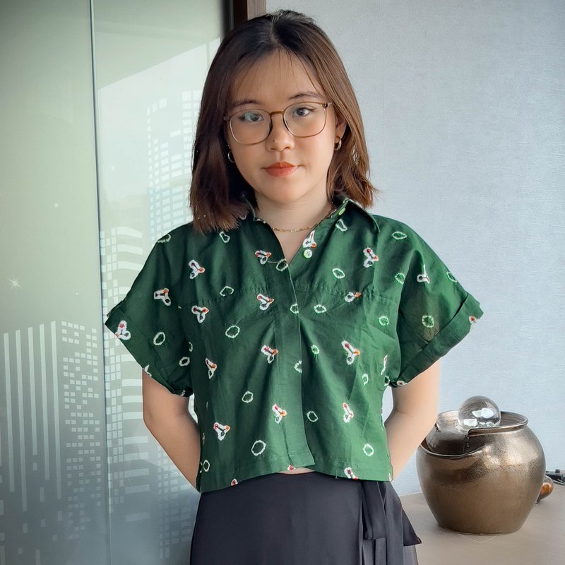 PUPUT Batik Pattern Crop Top - Dark Green - PUP001 - เสื้อผู้หญิง - ผ้าฝ้าย/ผ้าลินิน สีเขียว