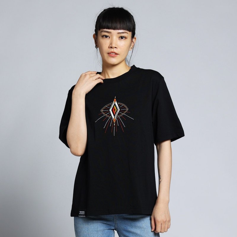 [Totem Series] Patron Saint Embroidery Wide Version Five-quarter Sleeve Unisex T (Black) - เสื้อยืดผู้ชาย - ผ้าฝ้าย/ผ้าลินิน สีดำ