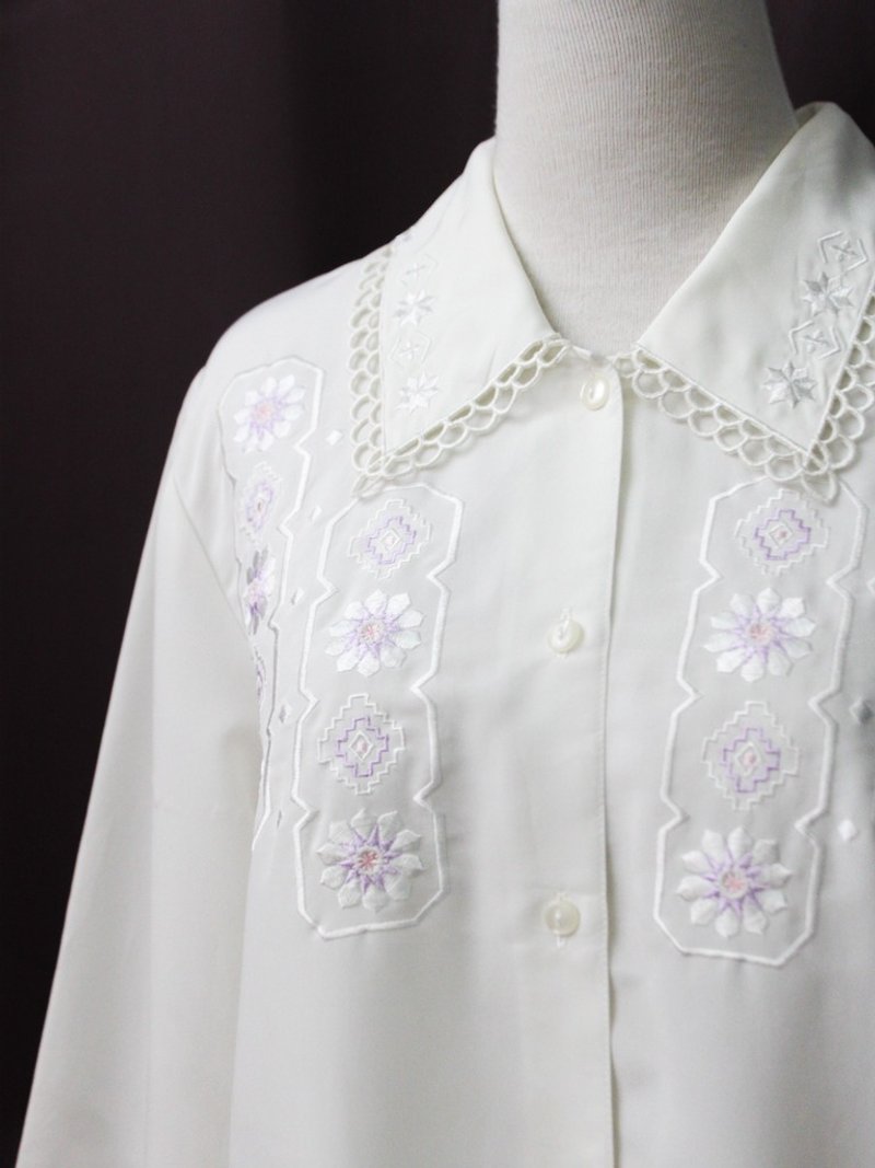 [RE1123T316] autumn and winter Japanese vintage flower embroidery white vintage shirt - เสื้อเชิ้ตผู้หญิง - เส้นใยสังเคราะห์ ขาว