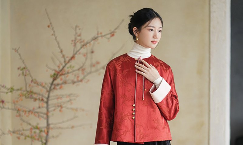 新中式中國風 拜年人絲提花盤扣棉服外套 - 女上衣/長袖上衣 - 絲．絹 紅色