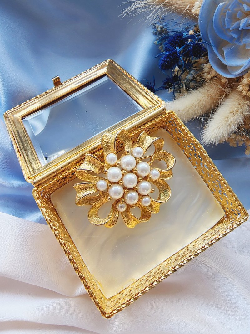 美國西洋古董飾品/ 藤紋鏤空金絲緞帶珍珠胸針/別針/復古首飾 - 胸針 - 其他金屬 