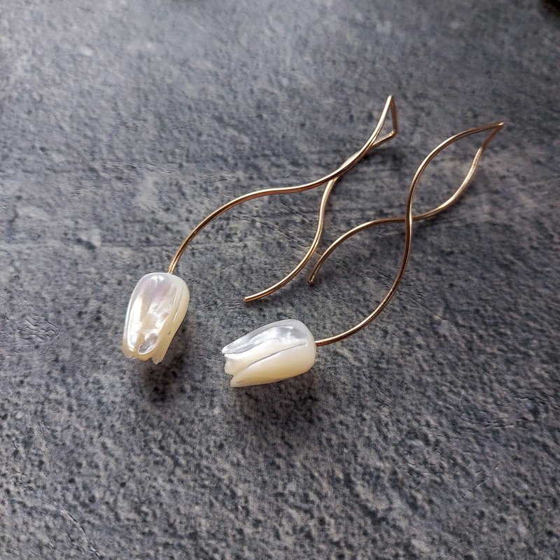 14kgf Tulip nuance curve pierced earrings / clip on WHT - 耳環/耳夾/耳骨夾 - 寶石 白色