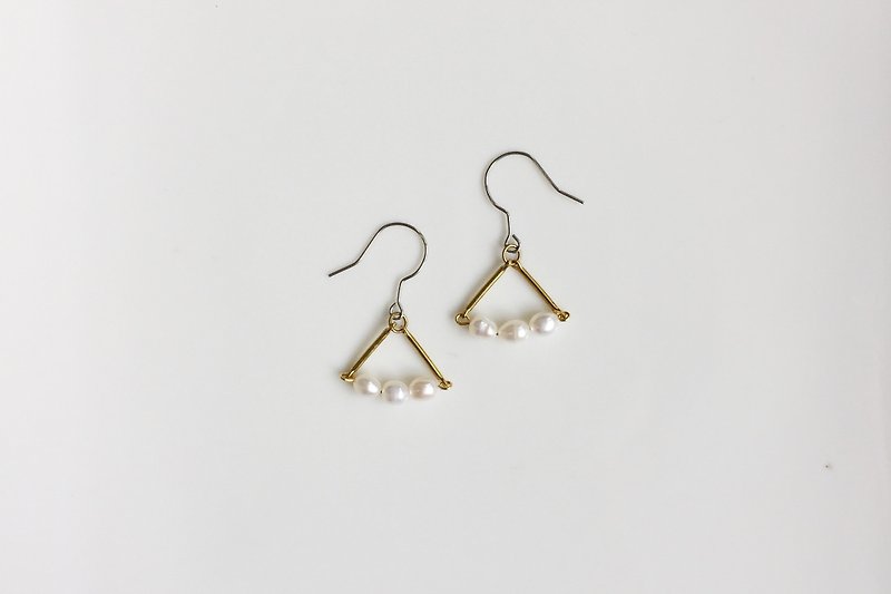 Vanilla balls, pearl brass earrings - Earrings & Clip-ons - Gemstone White