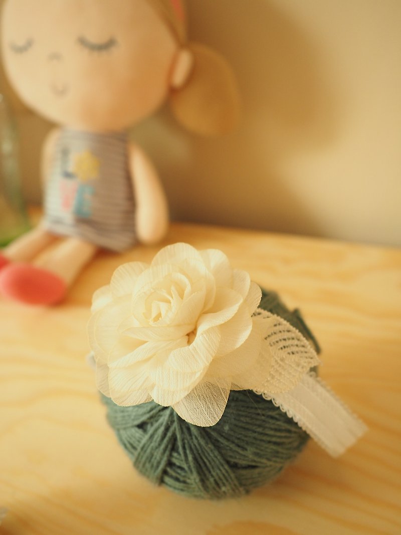手作嬰兒女童白色茶花葉子髮帶 適合百日宴彌月拍攝 - 嬰兒帽子/髮帶 - 棉．麻 白色