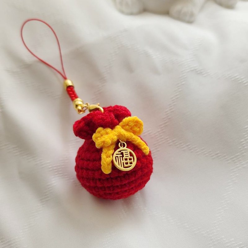 Hand-crocheted small lucky bag charm - พวงกุญแจ - วัสดุอื่นๆ สีแดง