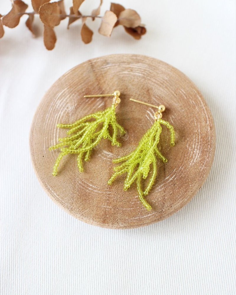 Beaded earrings_pine leaf/light green/beading earing - ต่างหู - แก้ว สีเขียว