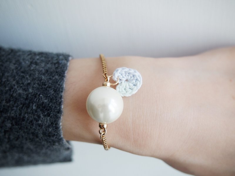 French powder blue hand-woven heart-shaped lace braid with artificial pearl hand chain - สร้อยข้อมือ - โลหะ สีน้ำเงิน