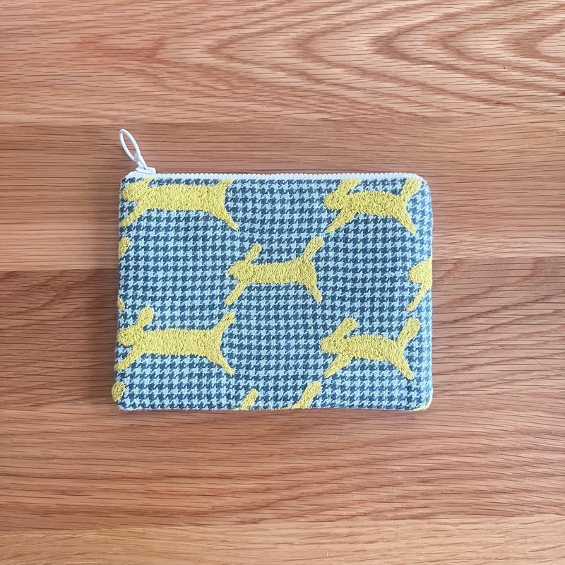 mina perhonen  run run run　 フラットポーチ　うさぎの刺繍　ハンドメイド　兔 - 化妝包/收納袋 - 棉．麻 綠色