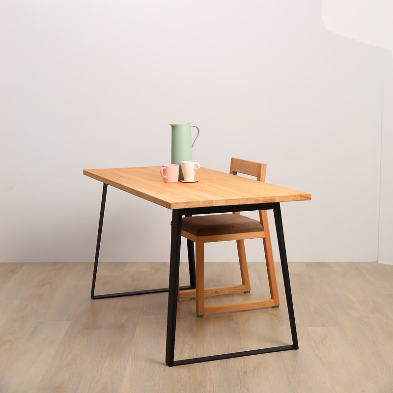 北米のアメリカツガのシンプルなオリジナルの木製のテーブル台形形状単に木製のテーブル黒テーブル脚 - 机・テーブル - 木製 ブラウン