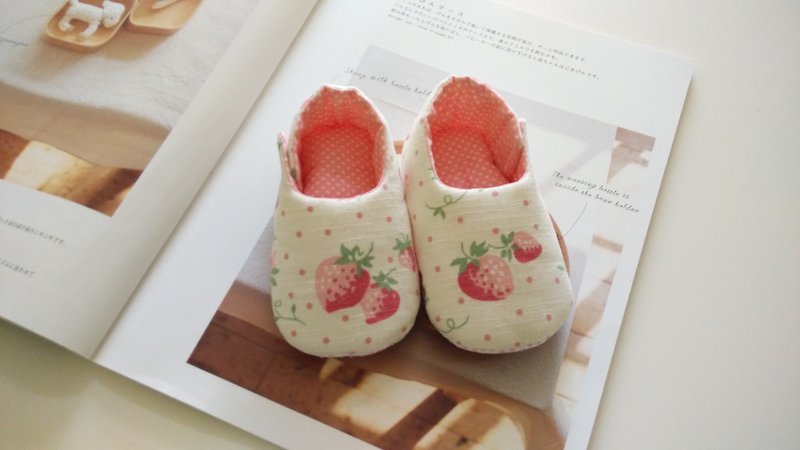 Strawberry births gift baby shoes baby shoes - ของขวัญวันครบรอบ - วัสดุอื่นๆ สึชมพู