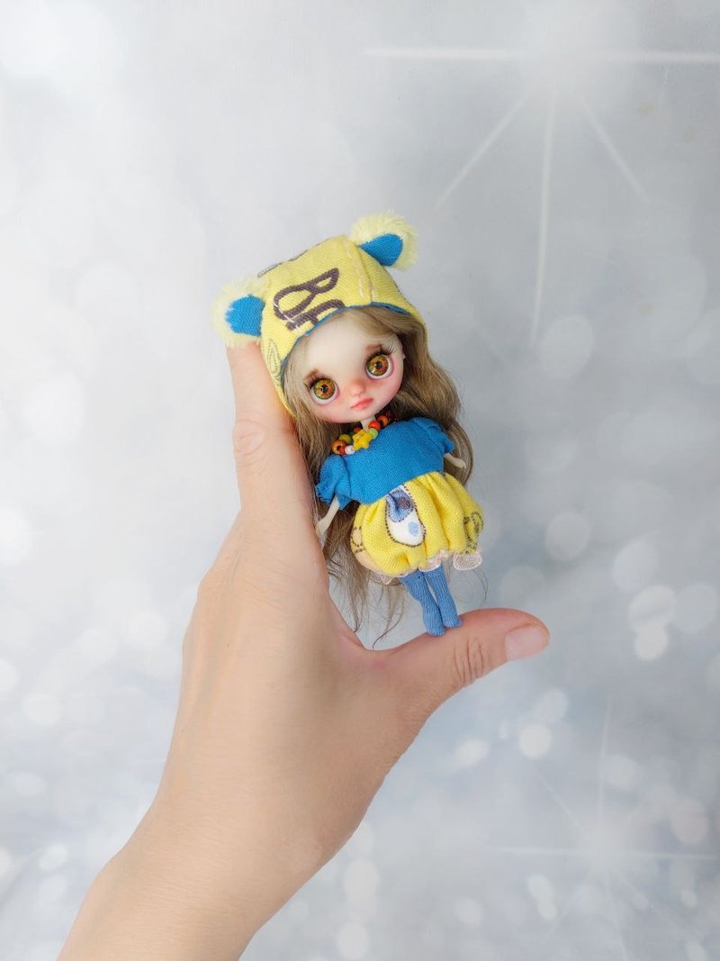 Cute Petite Blythe doll in a teddy bear outfit. Doll with blond hair - 公仔/玩偶 - 塑膠 黃色
