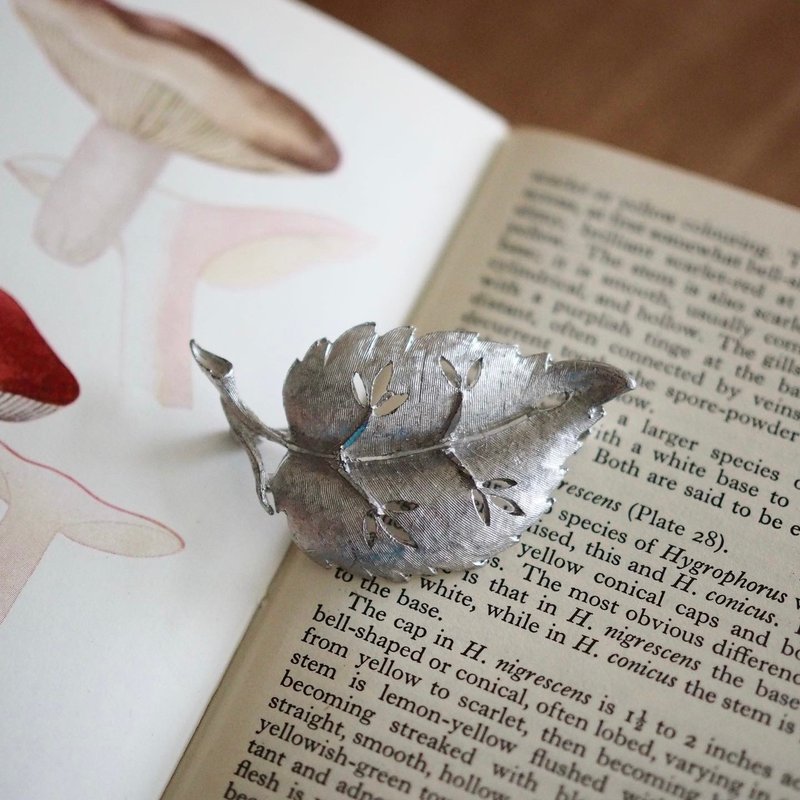 1960 American vintage silver hollow bottle leaf brooch/pin - เข็มกลัด - โลหะ สีเงิน