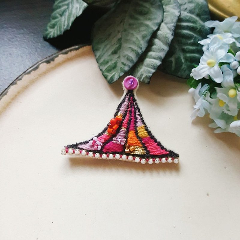Embroidery pins [Dream small tent Ko07] The joy of red - Brooches - Thread Red