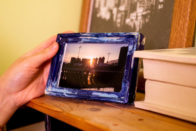 ดินเผา ของวางตกแต่ง สีน้ำเงิน - Handmade Ceramic Photo Frame with a Print