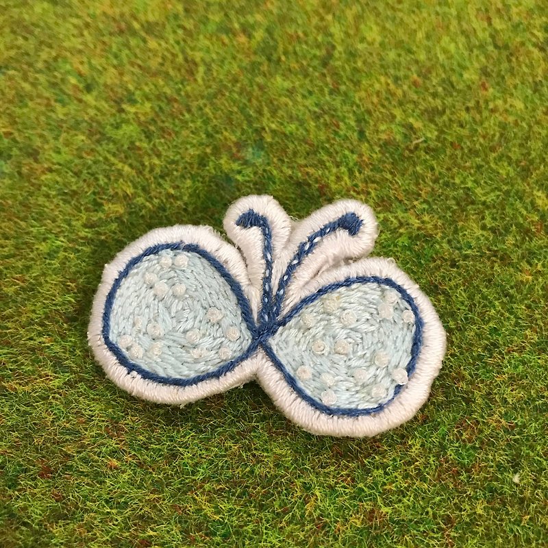 "Needle and thread time series" pink blue butterfly pin - เข็มกลัด - ผ้าฝ้าย/ผ้าลินิน หลากหลายสี