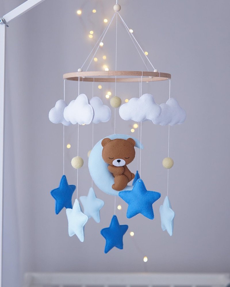 Bear baby mobile boy. Baby shower gift. Nursery decor - ของเล่นเด็ก - วัสดุอื่นๆ 