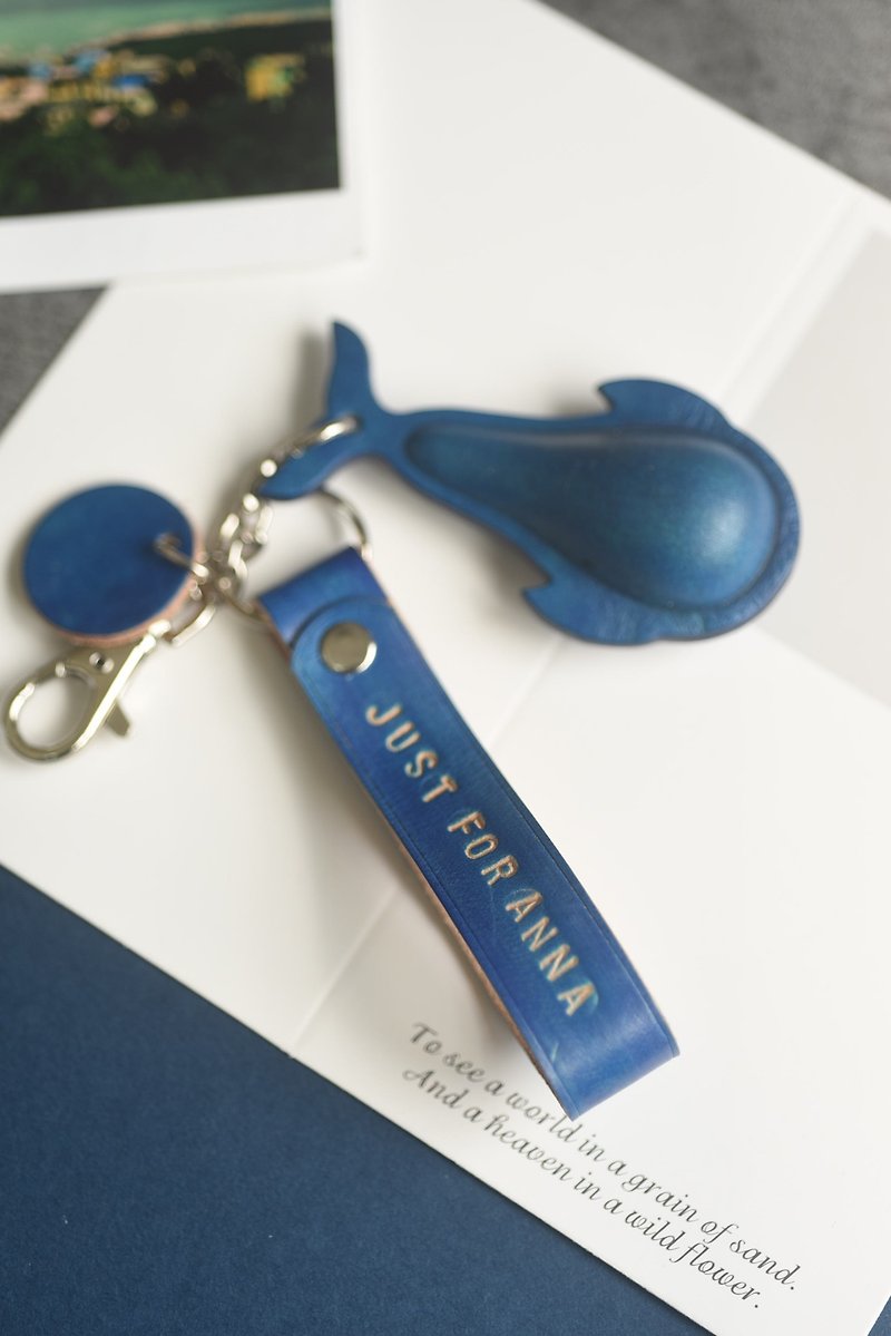 皮革鑰匙圈  鯨魚鑰匙圈 手染皮革 免費刻字 畢業季 送禮 紀念禮 - 鑰匙圈/鑰匙包 - 真皮 藍色