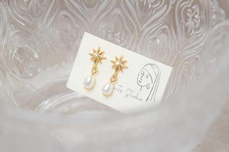 Starry Light Freshwater pearl earrings - ต่างหู - ไข่มุก สีเหลือง