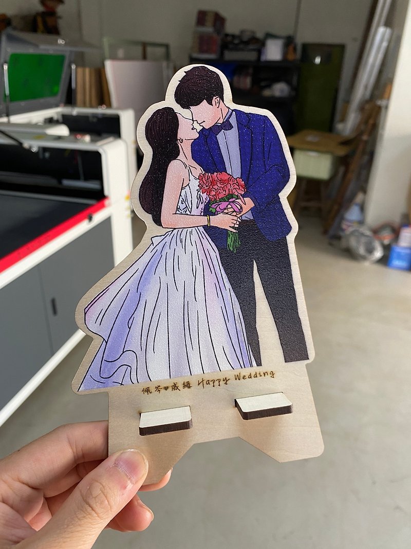 Customized mobile phone holder for couples, colorful face-painted mobile phone holder, human-shaped standing sign, laser-engraved text - ที่ตั้งมือถือ - ไม้ สีนำ้ตาล