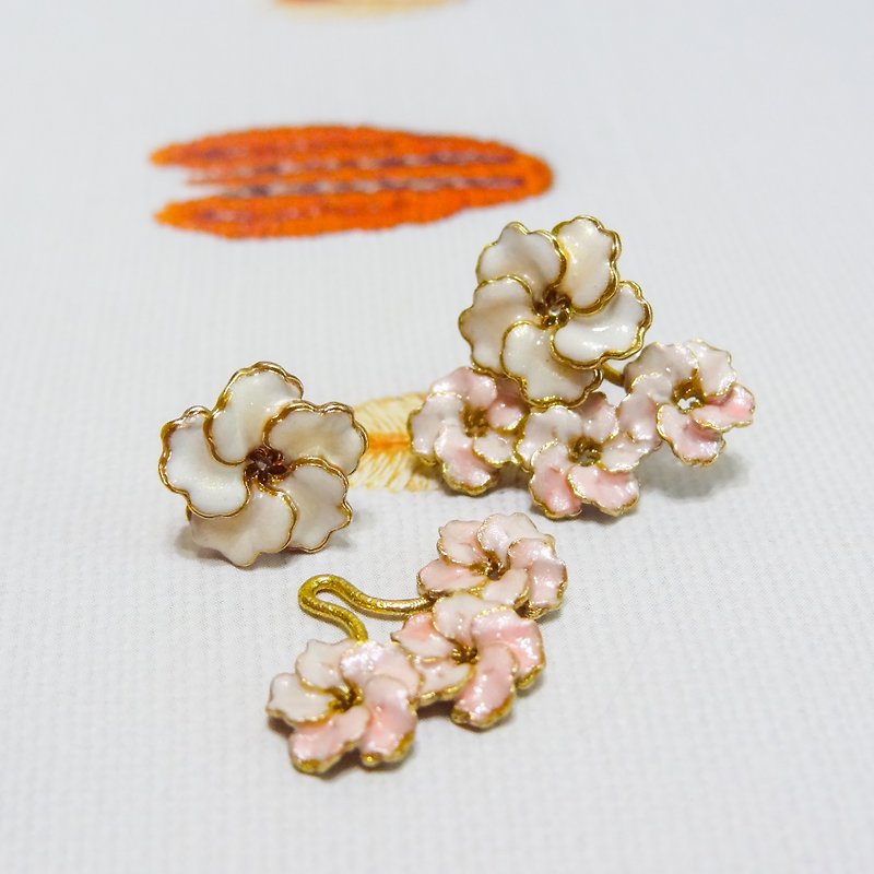 A hydrangeas gradient color champagne gold and champagne powder detachable earrings handmade jewelry - Earrings & Clip-ons - Enamel Pink