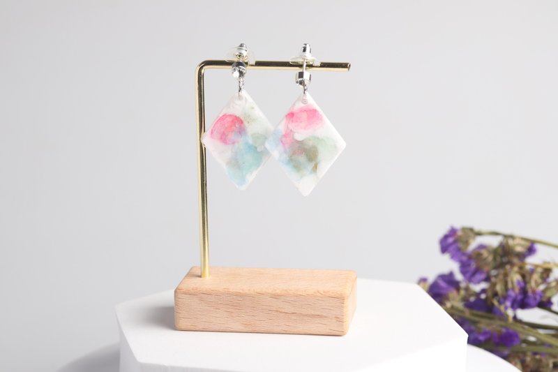 Handmade resin earrings - 耳環/耳夾/耳骨夾 - 塑膠 白色