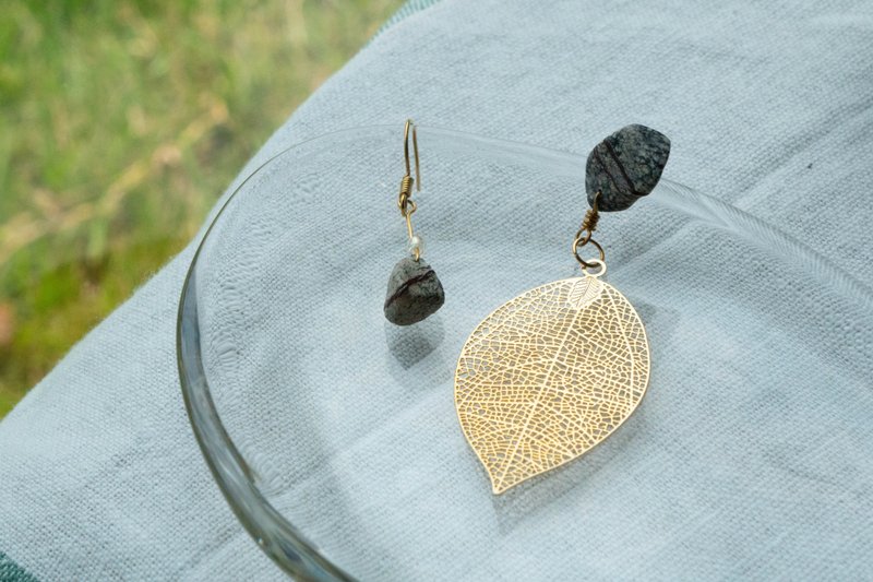 Stone Sui-Frostdrop golden maple leaf with black marble earrings handmade jewelry exclusive design - Earrings & Clip-ons - Stone Black