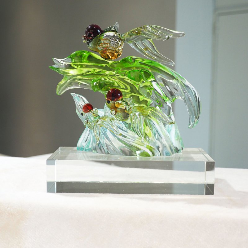 [Customized Gift] Wind and Waves Glass Goldfish Ornament with Crystal Base - Items for Display - Glass 