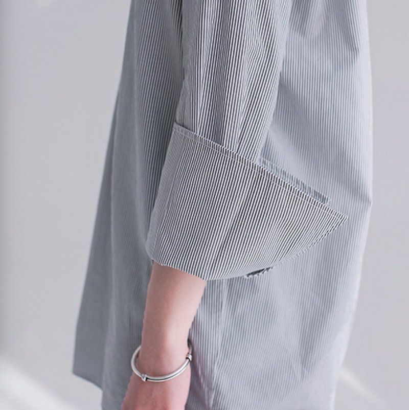 Limited | Blue and white striped silk cotton shirt sleeves V-neck design Wide-sleeved shirt Two-color optional plain-faced loose-type chic cuff design Japanese orders material low-key gloss | Fanta tower independent design women's brand - Women's Shirts - Cotton & Hemp Blue