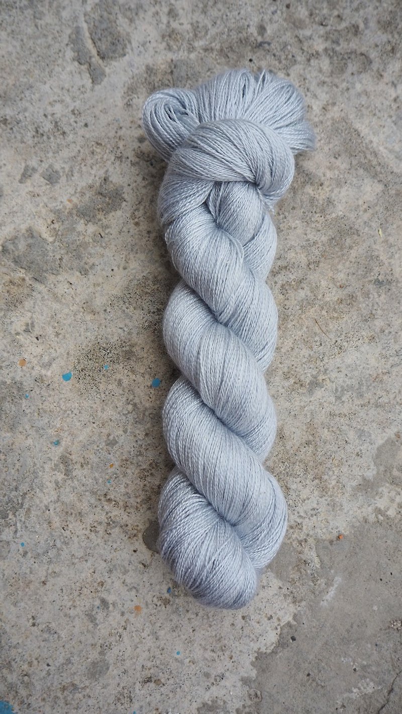 手染蕾絲線。晨灰 (55 BFL/45 Silk) - 編織/羊毛氈/布藝 - 絲．絹 