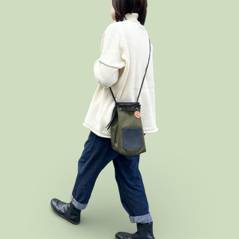 nico カーキ×ブラック　撥水加工ナイロン素材×イタリアンレザー巾着バッグ - ショルダーバッグ - ナイロン グリーン