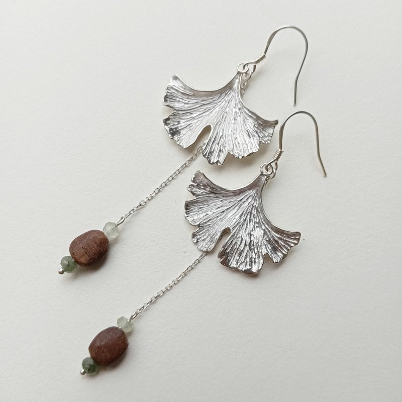 Sterling Silver Knocked Wood Beads Ginkgo Leaf Earrings - ต่างหู - เงินแท้ สีเงิน