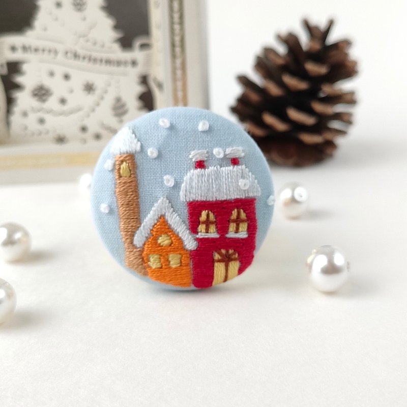 Christmas snowy cityscape embroidery brooch - Brooches - Cotton & Hemp Red