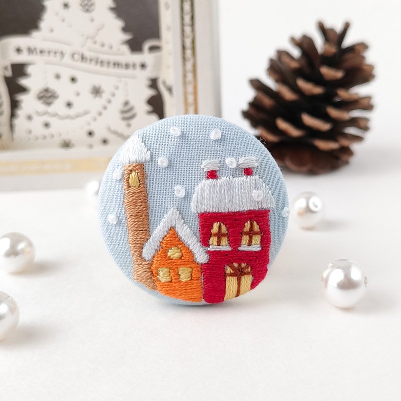 クリスマス雪降る街並み刺繍ブローチ - 胸針 - 棉．麻 紅色