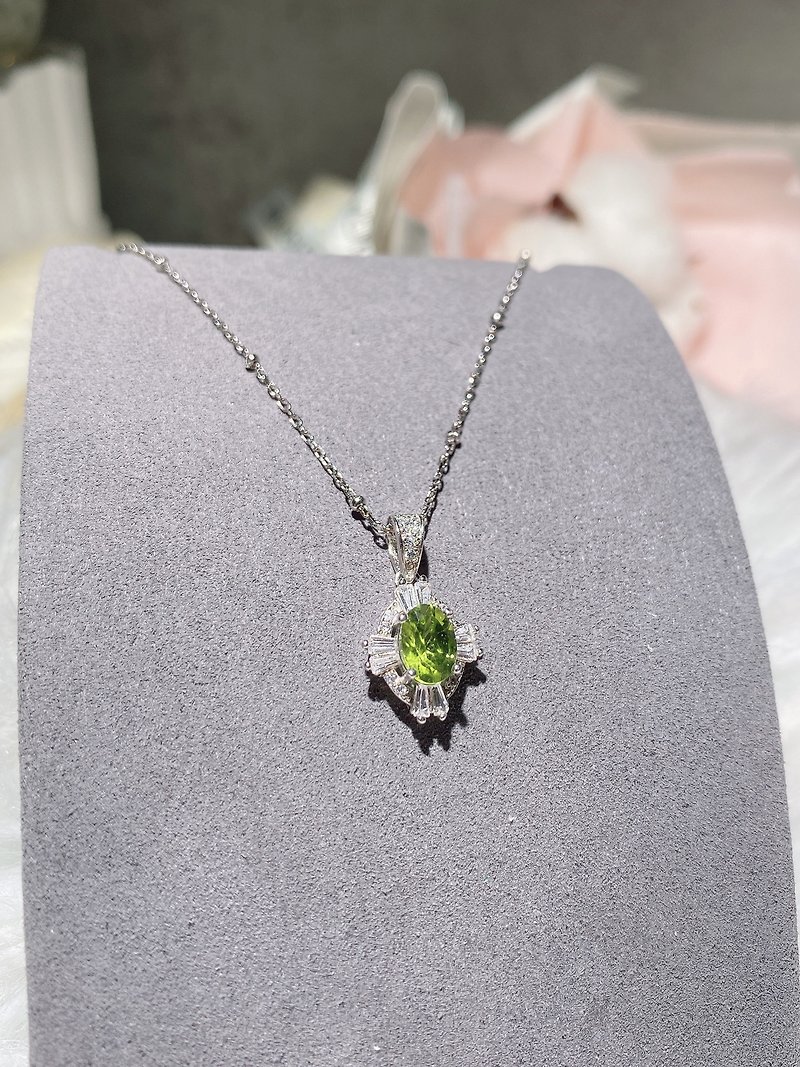 olivine silver necklace - สร้อยคอ - เครื่องเพชรพลอย สีเขียว