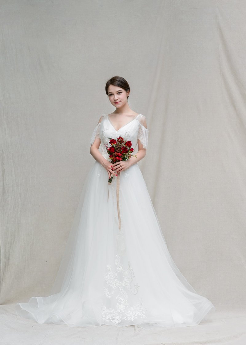 SAMPLE SALE DAISY 細肩帶V領蕾絲婚紗 - 禮服/小禮服 - 聚酯纖維 