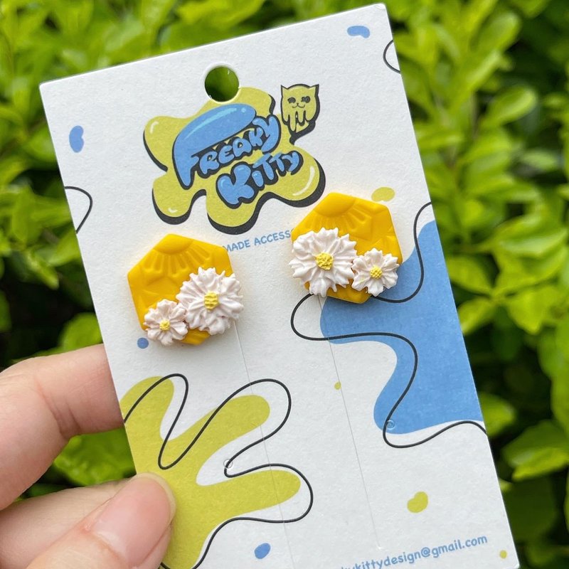 3kykitty || Summer yellow sunflower hexagon polymer clay earrings stud - ต่างหู - ดินเหนียว สีเหลือง