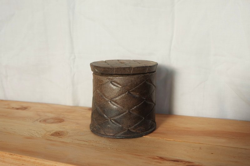 lelecoco . 燻燒歪斜小茶倉 收藏罐 陶罐 / 純手作陶藝 - 茶壺/茶杯/茶具 - 陶 金色