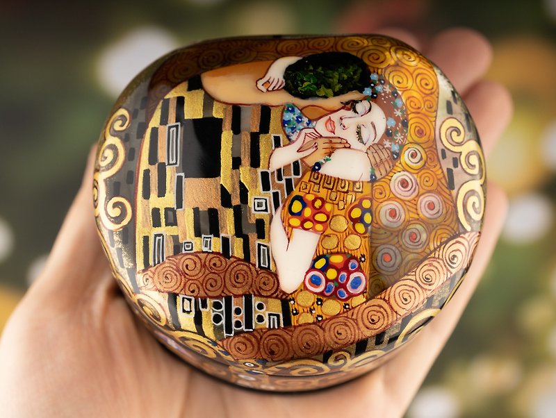 Mother of pearl jewelry box, The kiss Gustav Klimt art, Organic Paper mache box - 居家收納/收納盒/收納用品 - 其他材質 