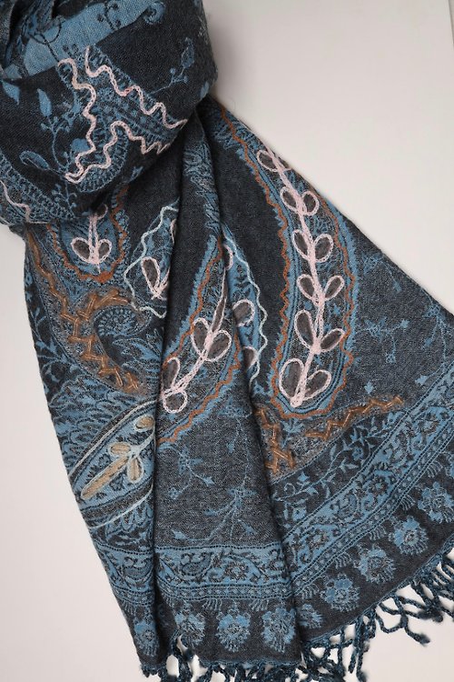 M31仙女星工作室 【母親節禮物】喀什米爾水煮羊毛手工刺繡圍巾披肩牛仔藍灰藍腰果
