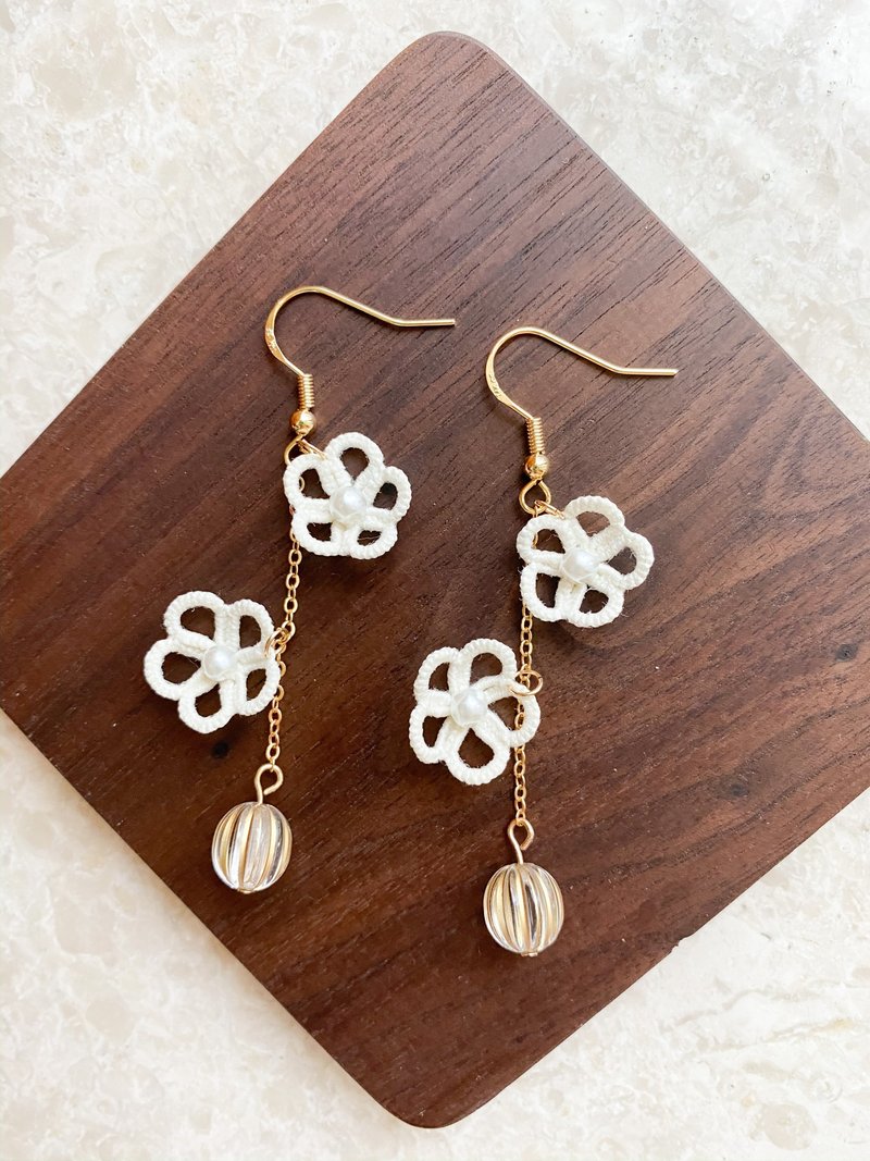 手工米白梭織耳環 Tatting earrings 耳針 耳鈎 耳環 梭織 禮物 - 耳環/耳夾/耳骨夾 - 繡線 白色